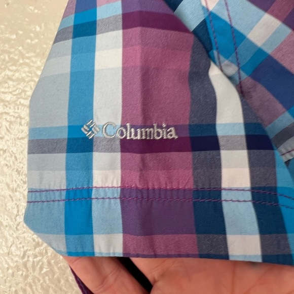 COLUMBIA Button Down 2 forβ $22 βοΈ - Picture 4 of 5